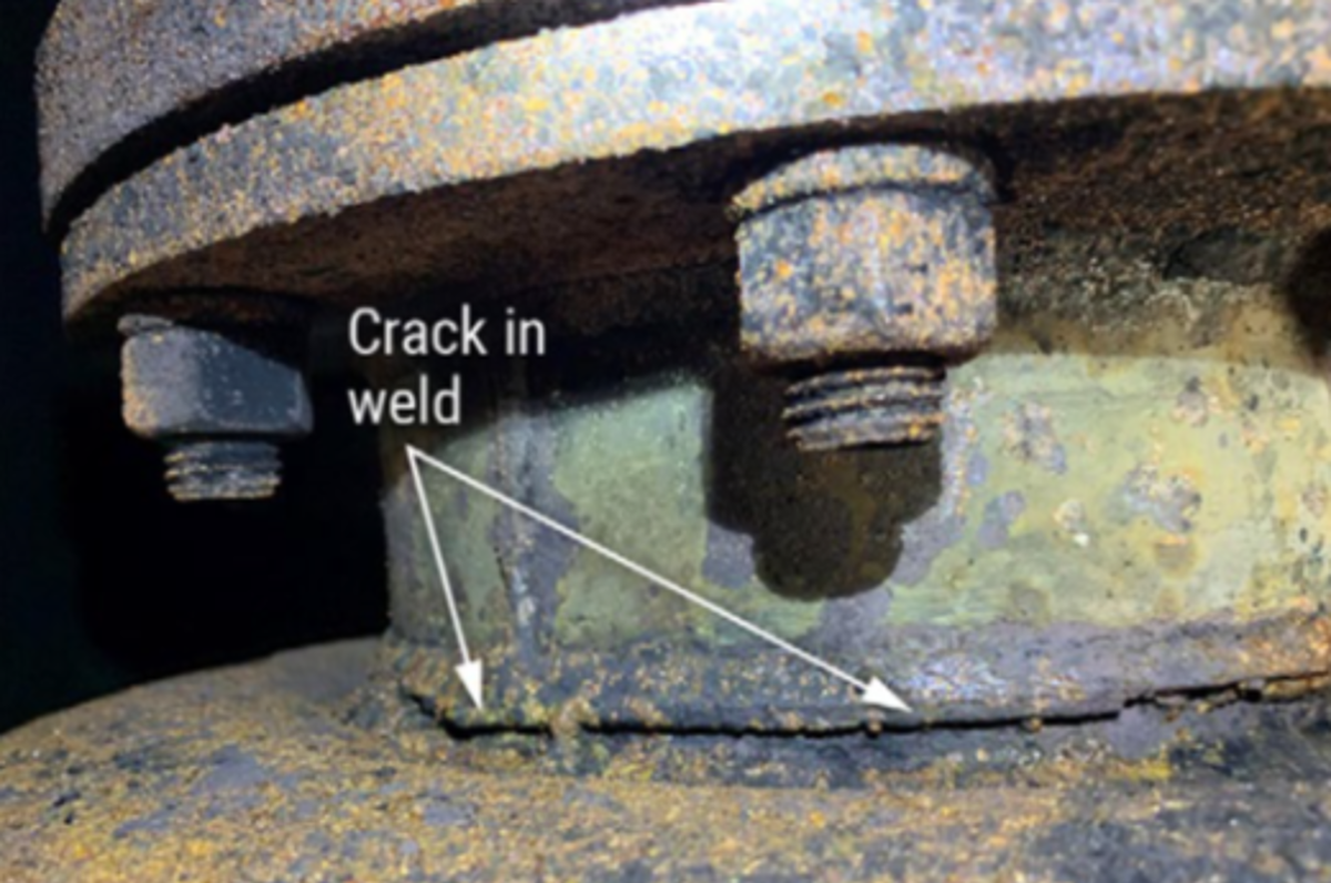 Crack in weld below the upper (outlet) flange of the starboard muffler
