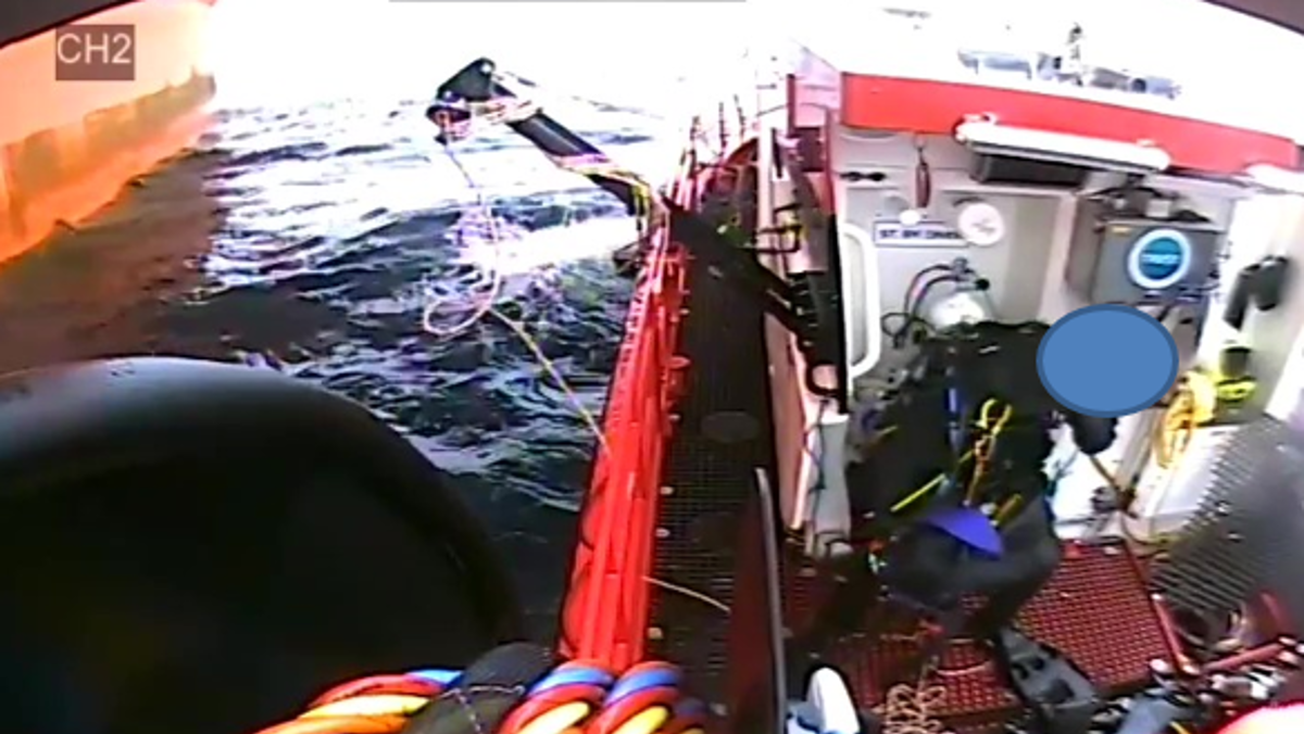 IMCA SF: Stored energy near miss: Person nearly hit by equipment caught during light daughtercraft operations Image8 (1) showing block and tackle recovery device striking bulkhead