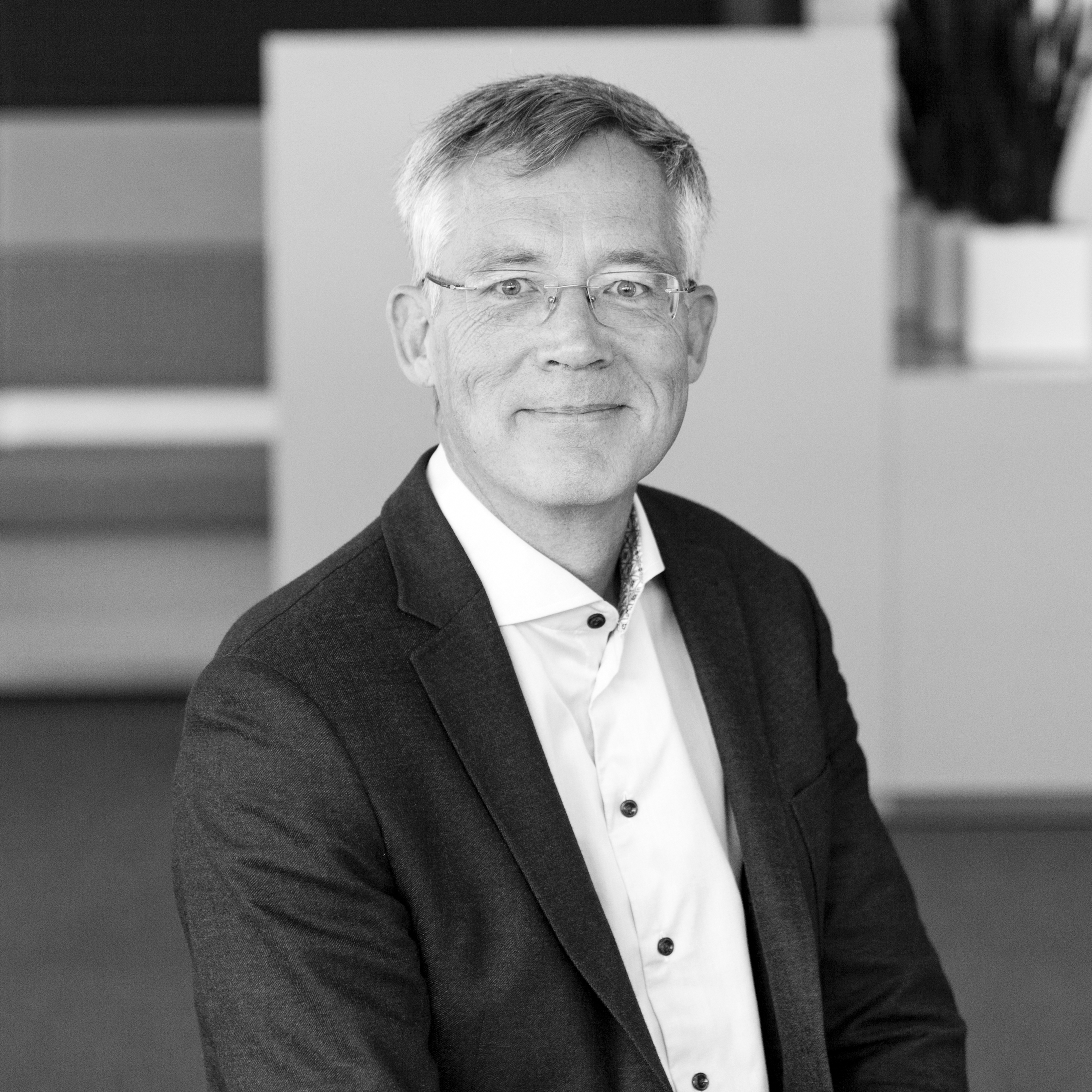 Traditional and current utilisation of HLV cranes (in the offshore wind industry).