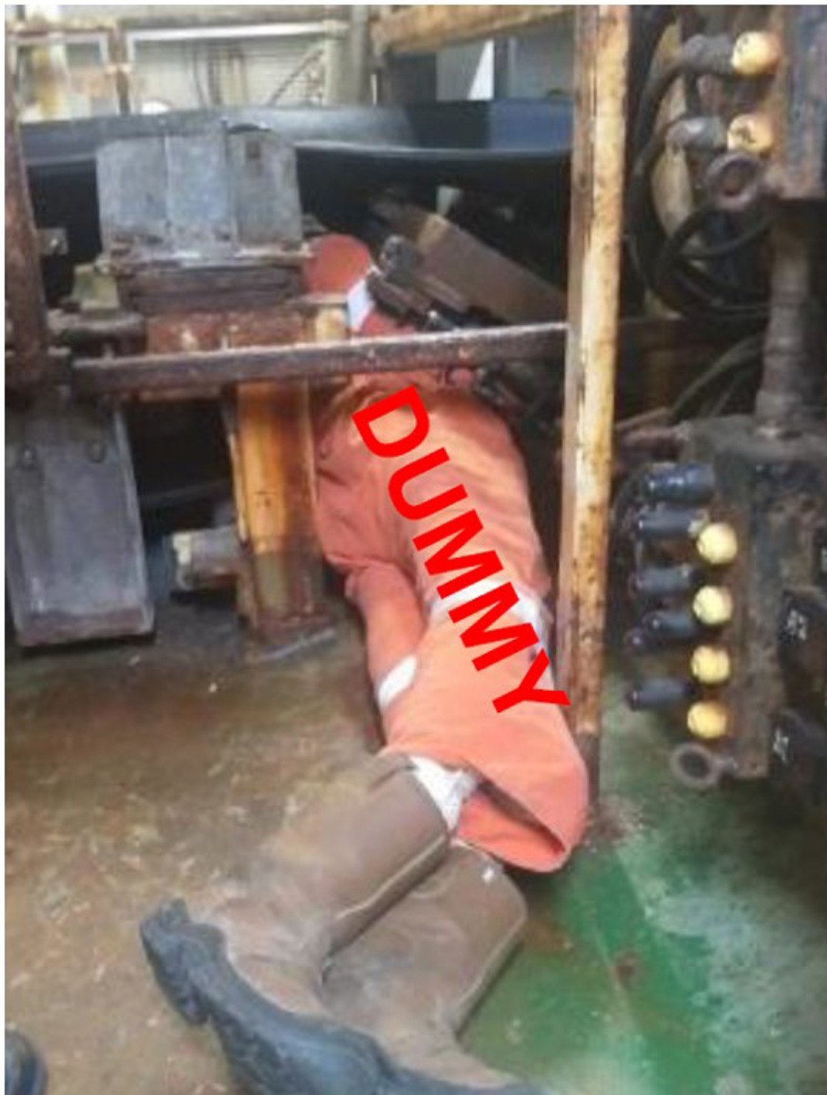 Watertight door opening on dummy (DEMONSTRATION) The door opened when the command “open” came in from the PLC. This command came in because the selector switch was damaged and did not return to the neutral position once released