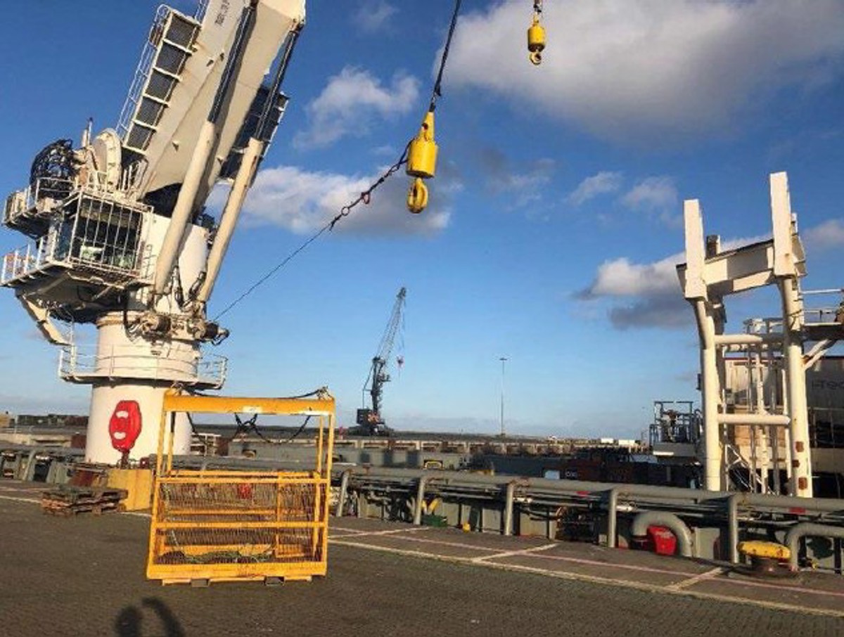 Main crane and boom rest