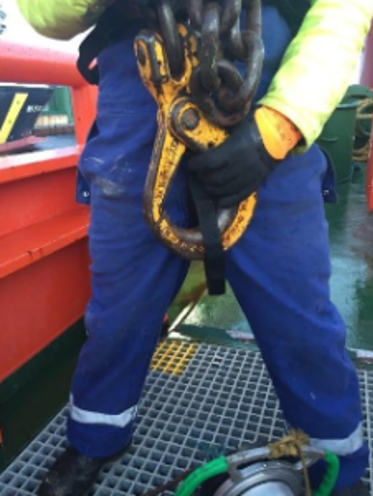 IMCA SF High potential near miss: worker inadvertently lifted by crane (Marine Safety Forum) Lifting sling and hook