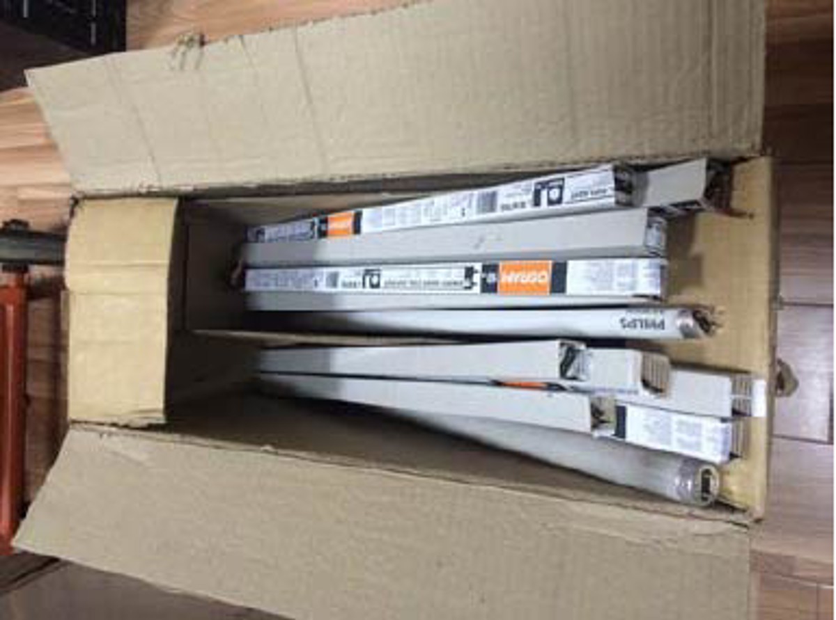 IMCA SF: Near miss: Manual handling in the office Imcasf03 15 Image5 open box with fluorescent tubes