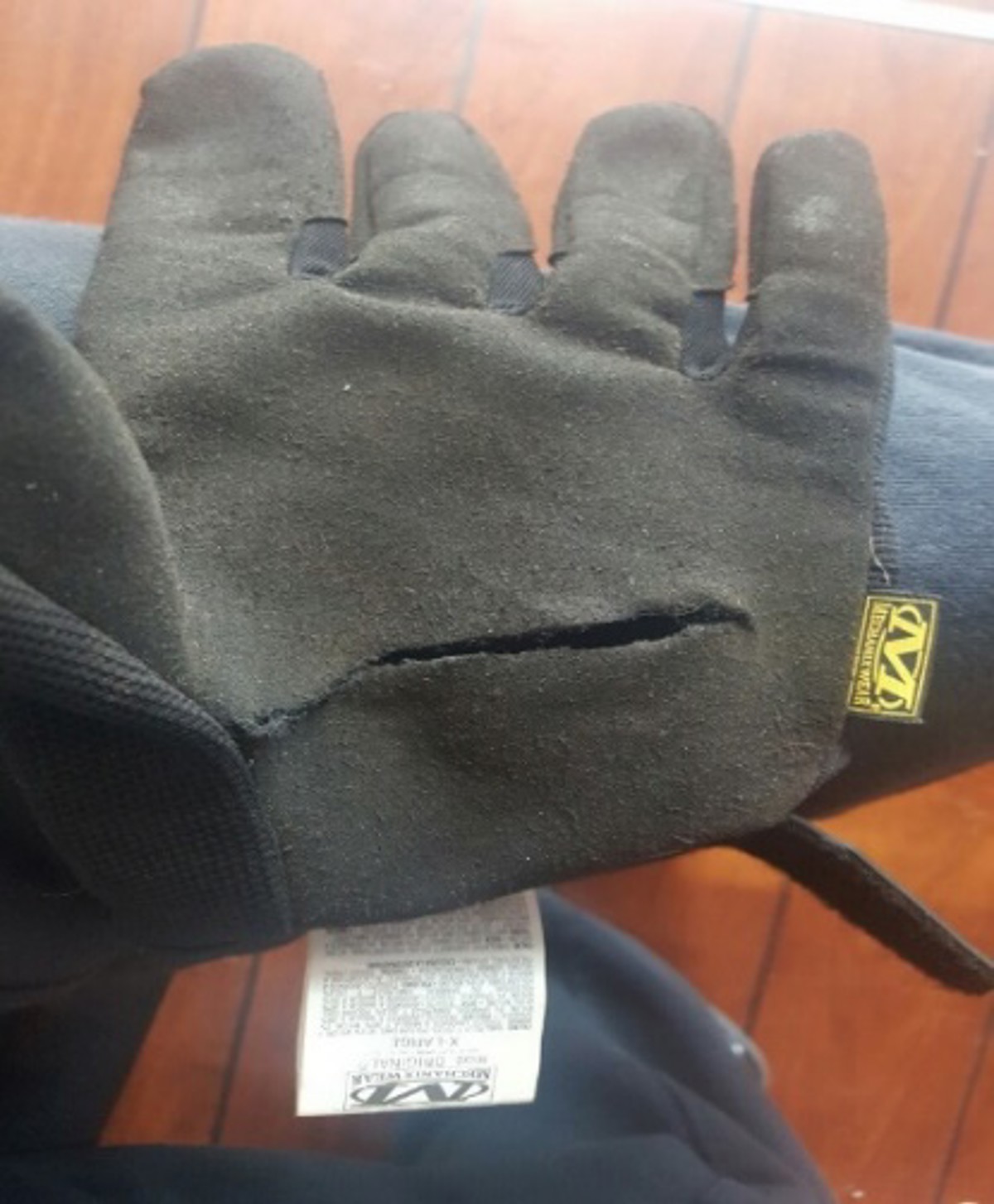 IMCA SF Crewman suffers cut to hand – but gloves prevented it being much worse 2 Glove