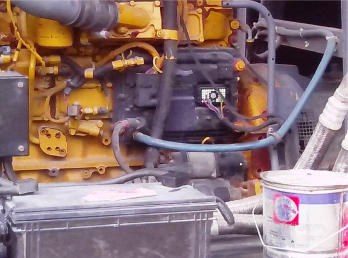 IMCA SF Hand injury during retrieval of personal protective equipment (PPE) stored inside a compressor unit 1 Compressor unit with PPE and flammable materials inappropriately stored inside