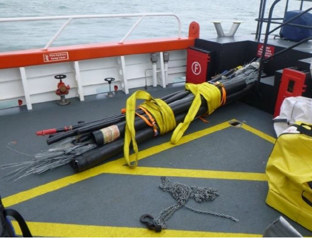 The incident occurred during transfer of a bundle of scrap cable, when a chain link snapped causing the load to fall the last 1.5m to deck