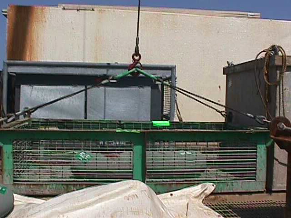 Similar cargo basket with incorrect sling angle