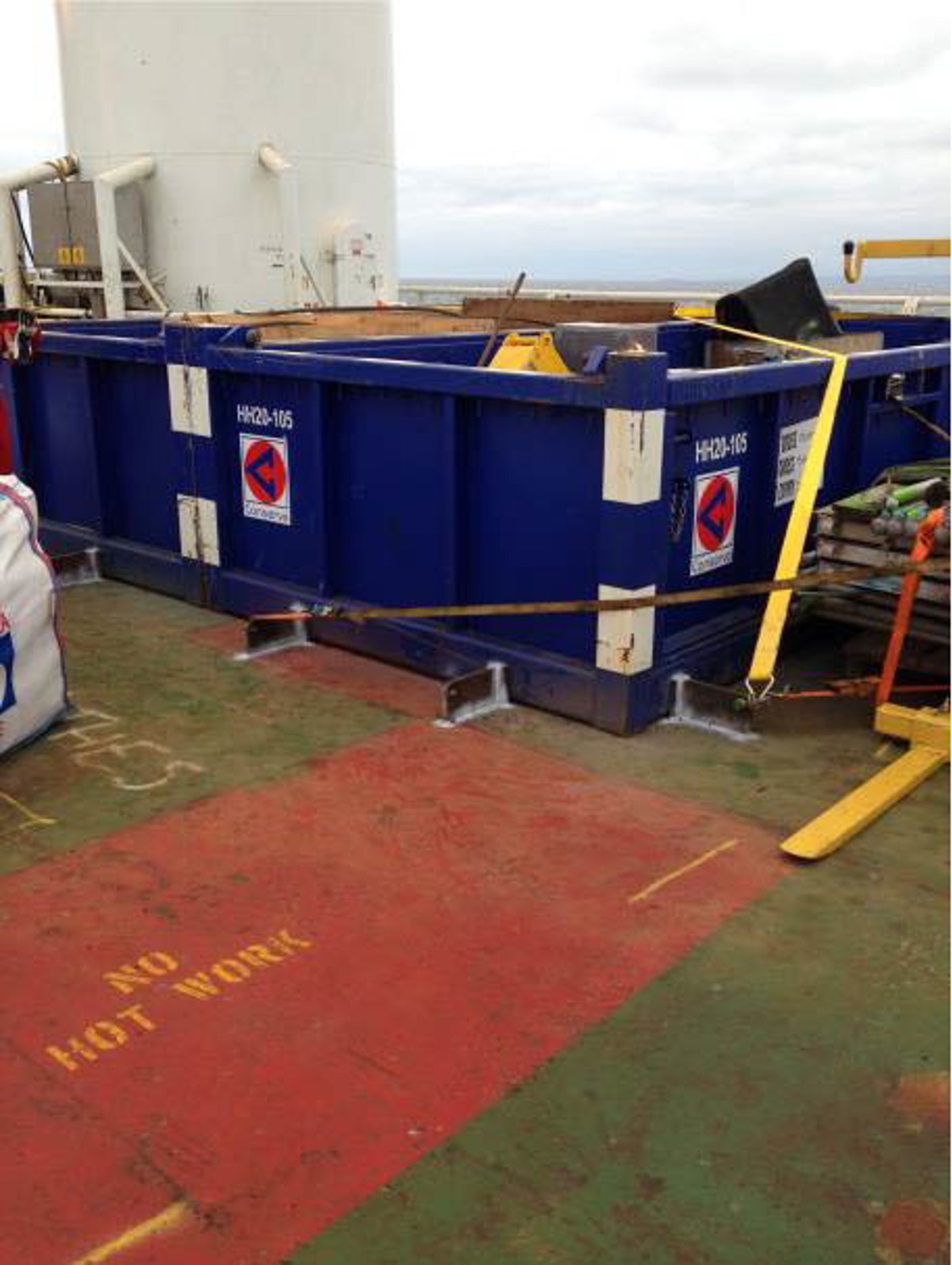 IMCA SF Near-miss: Welding in ‘no hot work’ zone 2 Clearly identified red ‘no hot-work’ zones