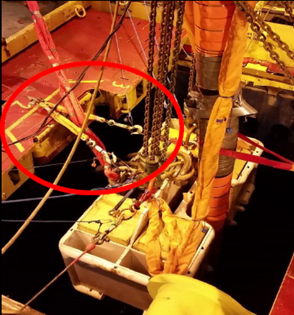 IMCA SF: Lost time injury (LTI): Rigger struck by rigging under tension 15 Image2 2 rigging arrangement during deployment of the clump weight
