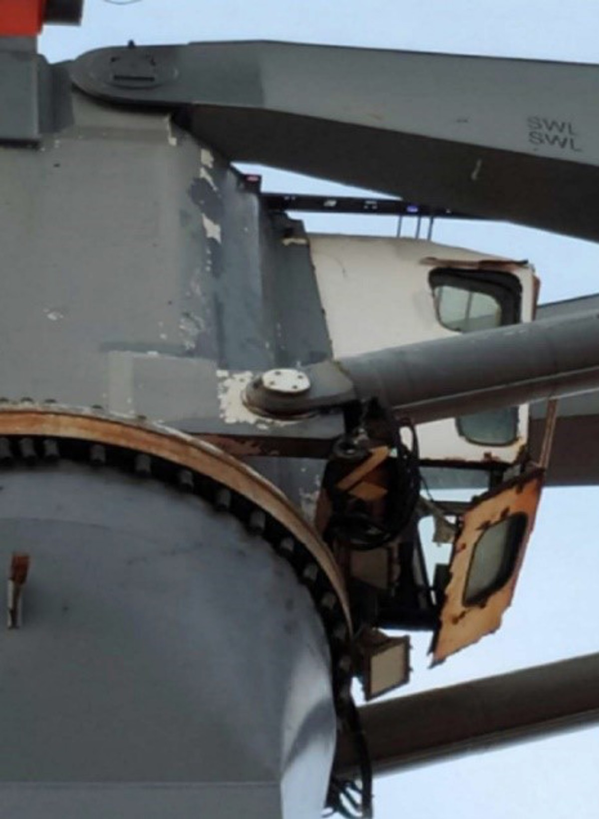 IMCA SF 28/19: Raising awareness on safety barriers such as railings and gratings 5 A crew member of a container ship had a fatal fall from a height of almost 20 metres, when the base plate of the crane cabin he had just entered gave way, and he died at the hospital.