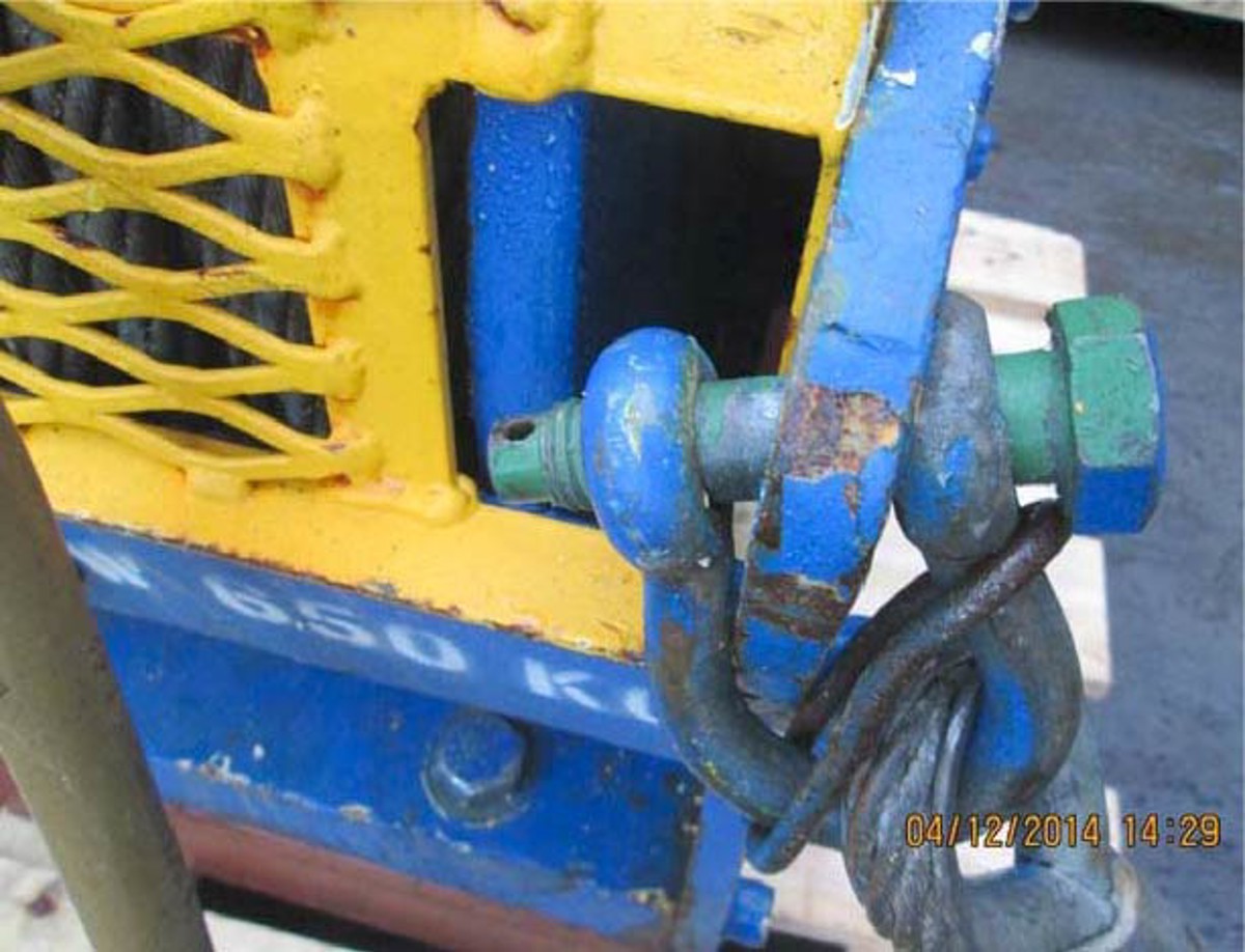 IMCA SF Near-miss: Missing nut and split pin on shackle lifting equipment showing missing nut and split pin