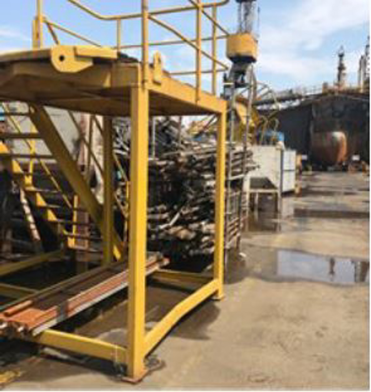 A member reports a near miss incident in which a worker was almost hit by a ‘cherry picker’ mobile crane.