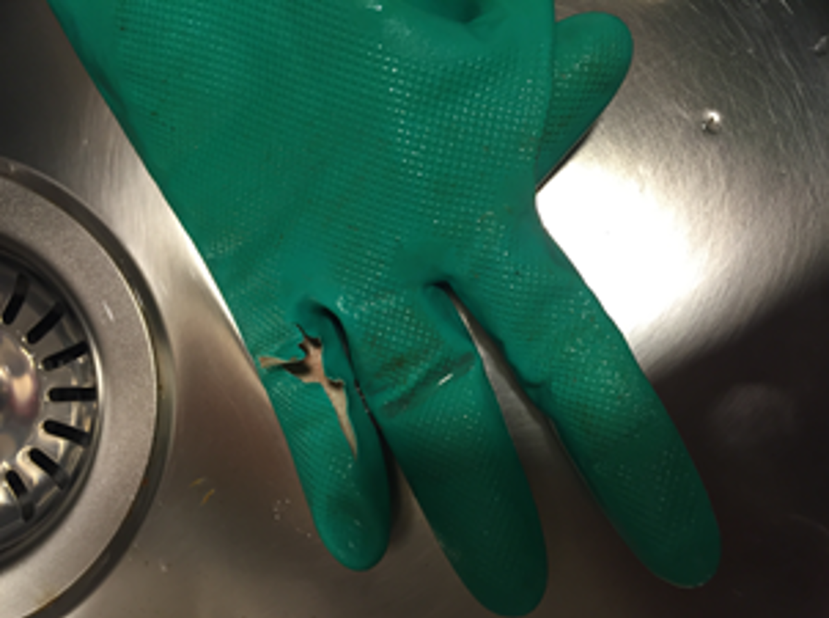 IMCA SF Lost time IMinjury (LTI): Serious hand injury during high pressure washing operations 3 Actual glove used