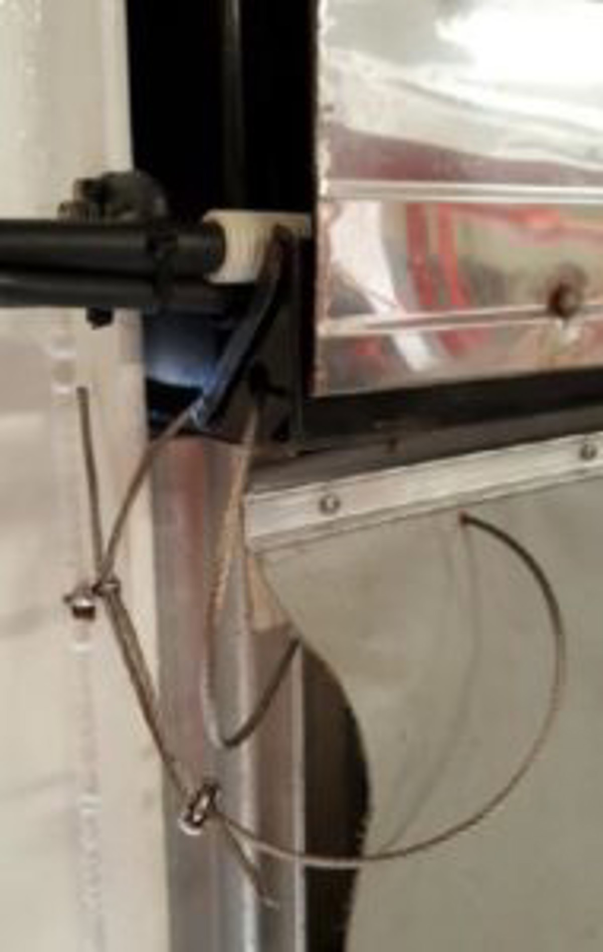 IMCA SF Hangar door failure and collapse 2 Inadequate and weak design for holding hangar door leaf to head box