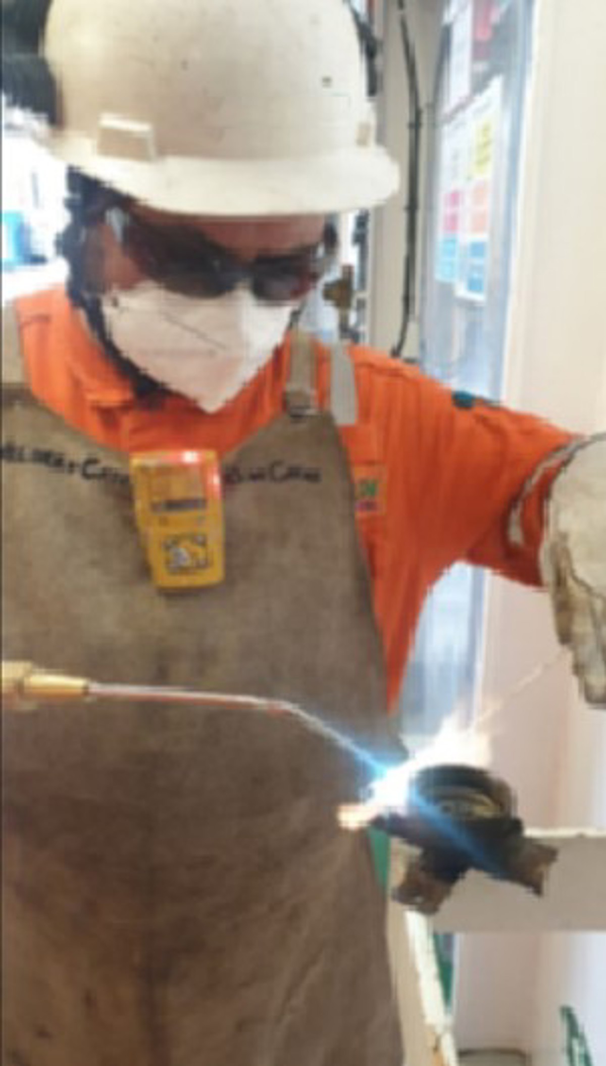 Atmosphere gas test (no mask was used in actual incident) The crew member did not wear a face mask during  the welding job. The company’s procedures did not  require the wearing of a face mask for this gas  welding, although the wearing of a face mask was  identified as a control measure in the risk  assessment