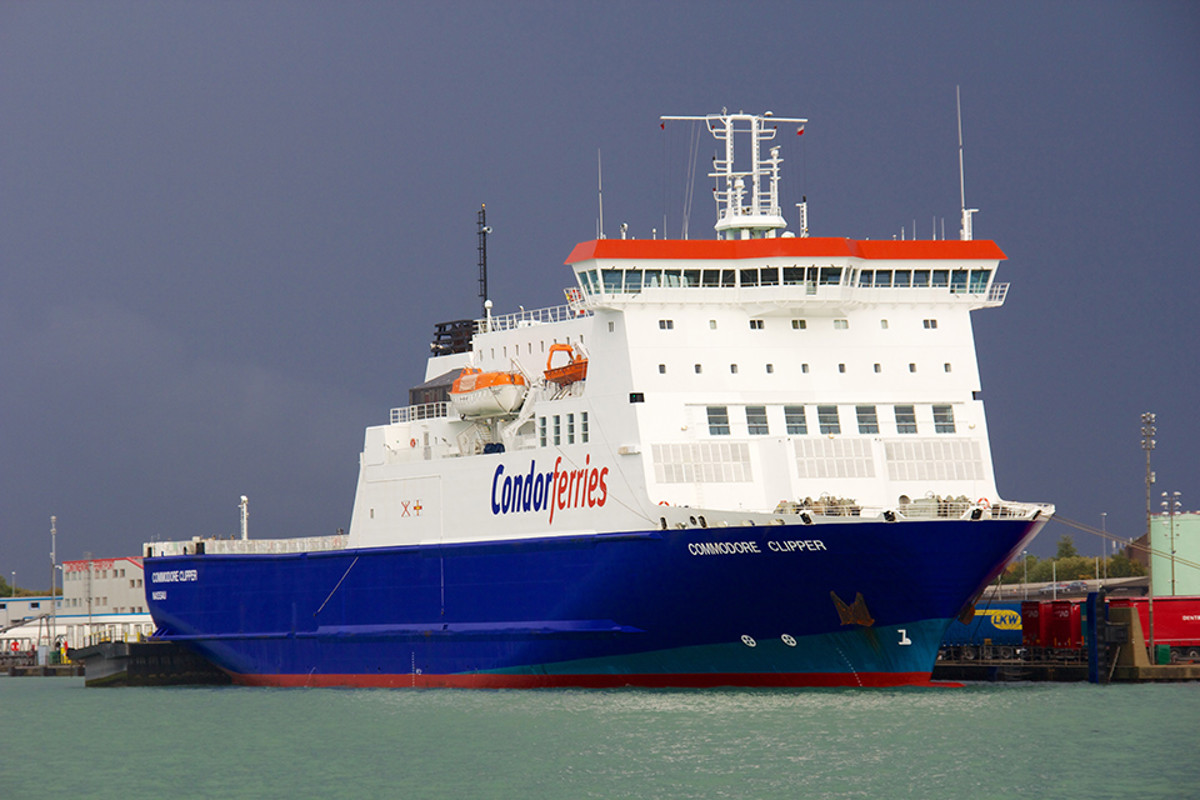 Photograph of Commodore Clipper alongside