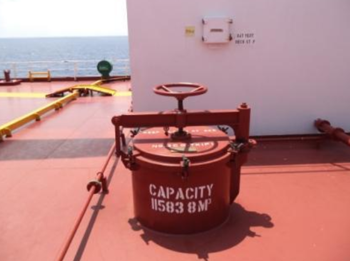 Entrance to cargo tank