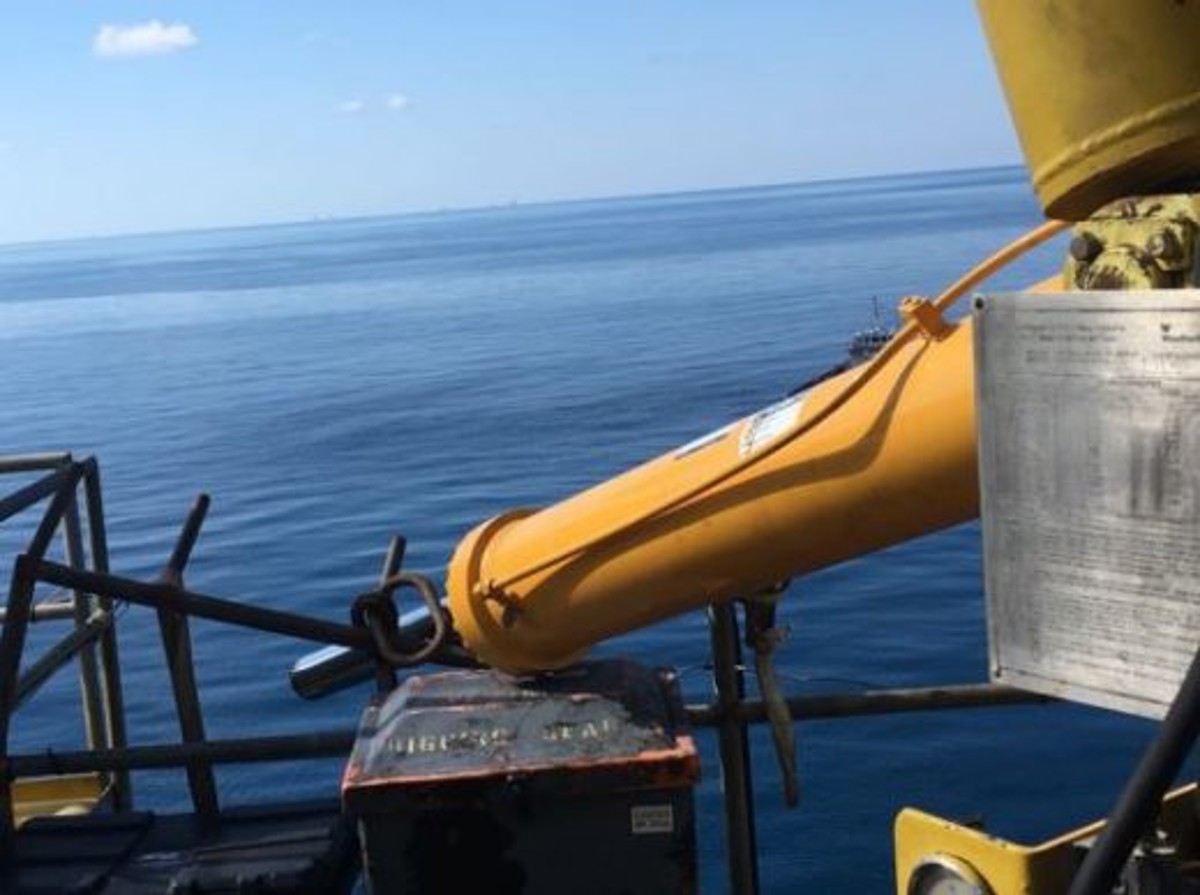 IMCA SF BSEE: Failure of Crane Hydraulic Boom Cylinders 2 Hydraulic boom cylinder