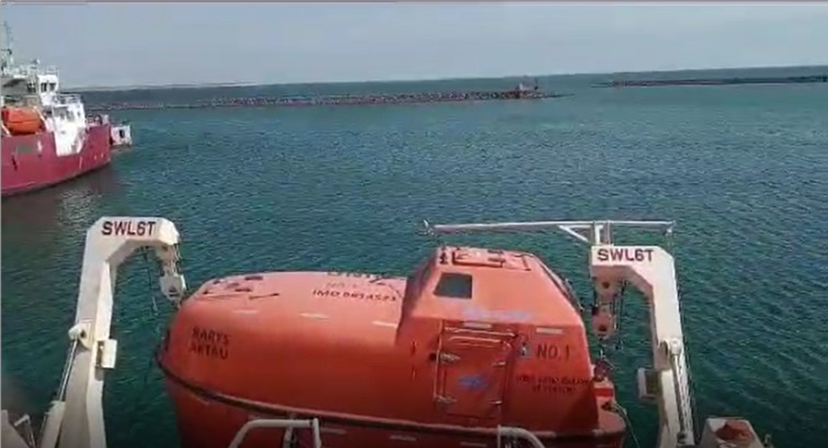 IMCA SF 21/19: Davit failures 19 A member reports two recent issues relating to the davits of small boats: