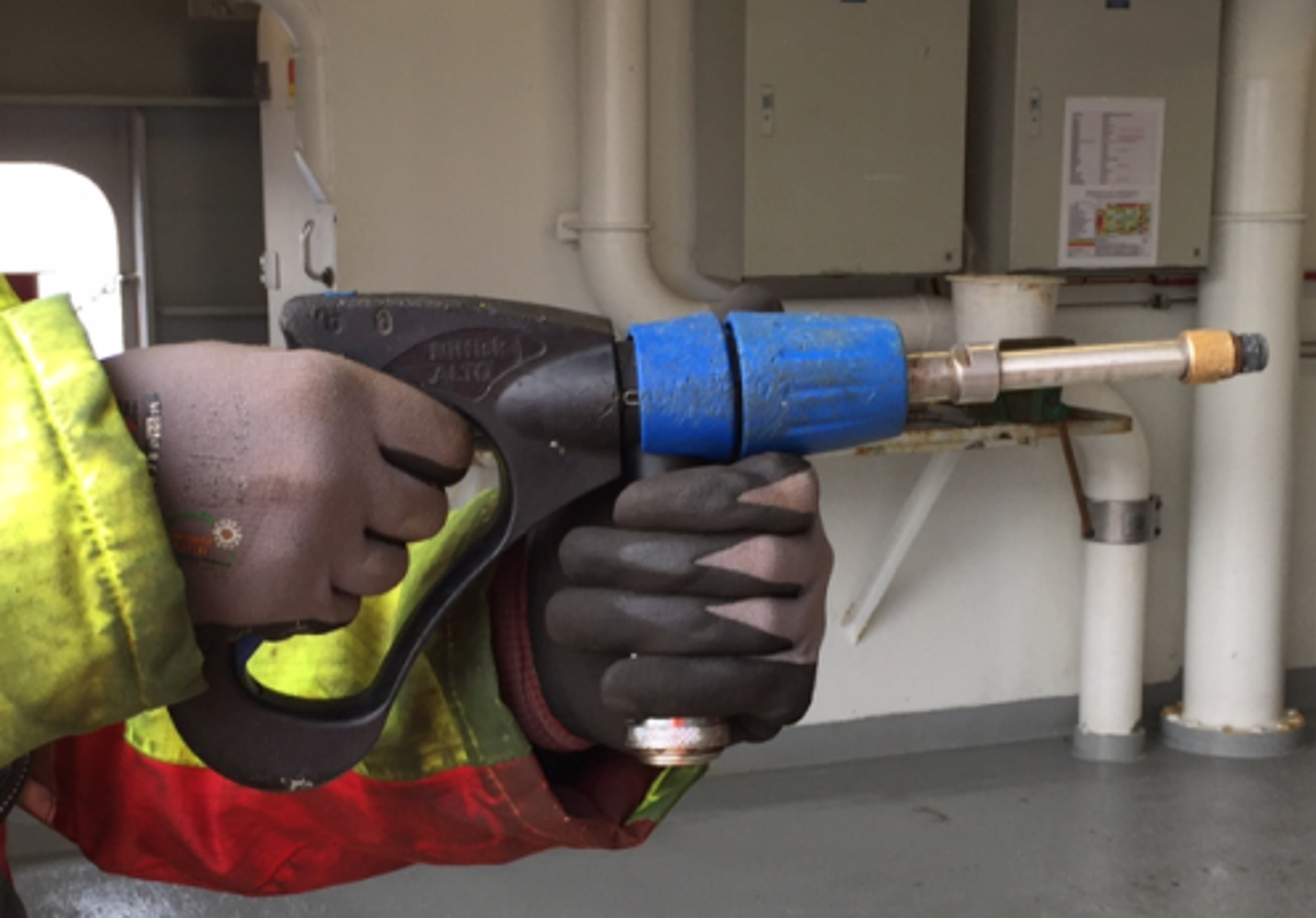 IMCA SF Lost time IMinjury (LTI): Serious hand injury during high pressure washing operations 2 Two hand grip