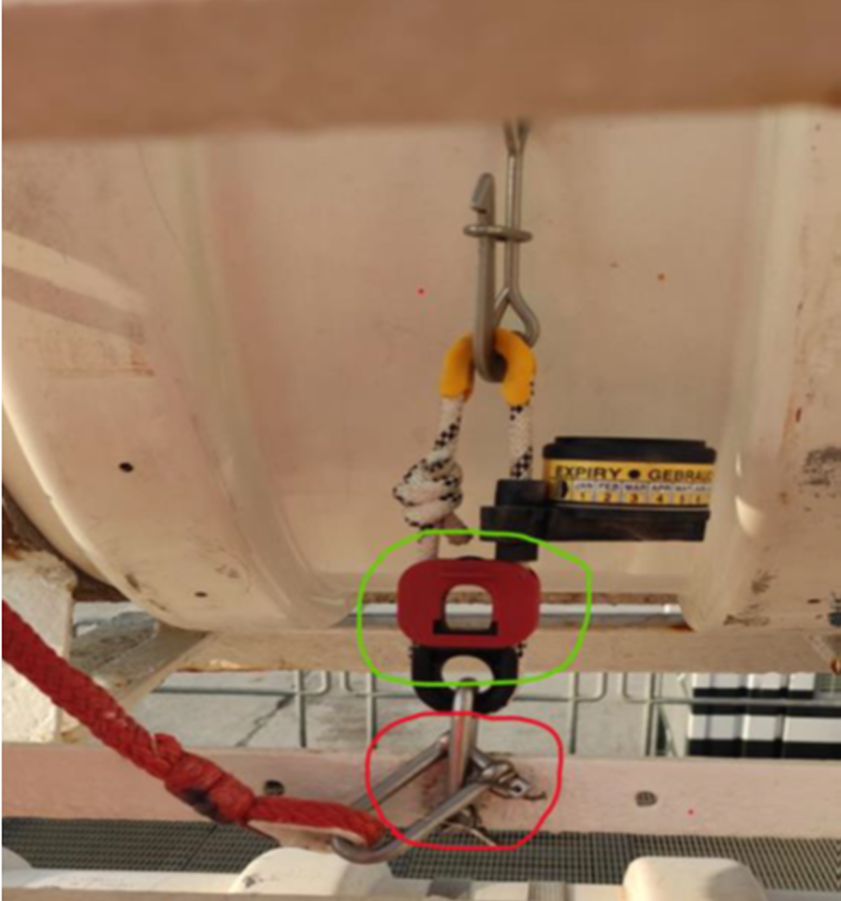 Incorrect connection point in red and correct one in green Incorrect connection point in red and correct one in green
