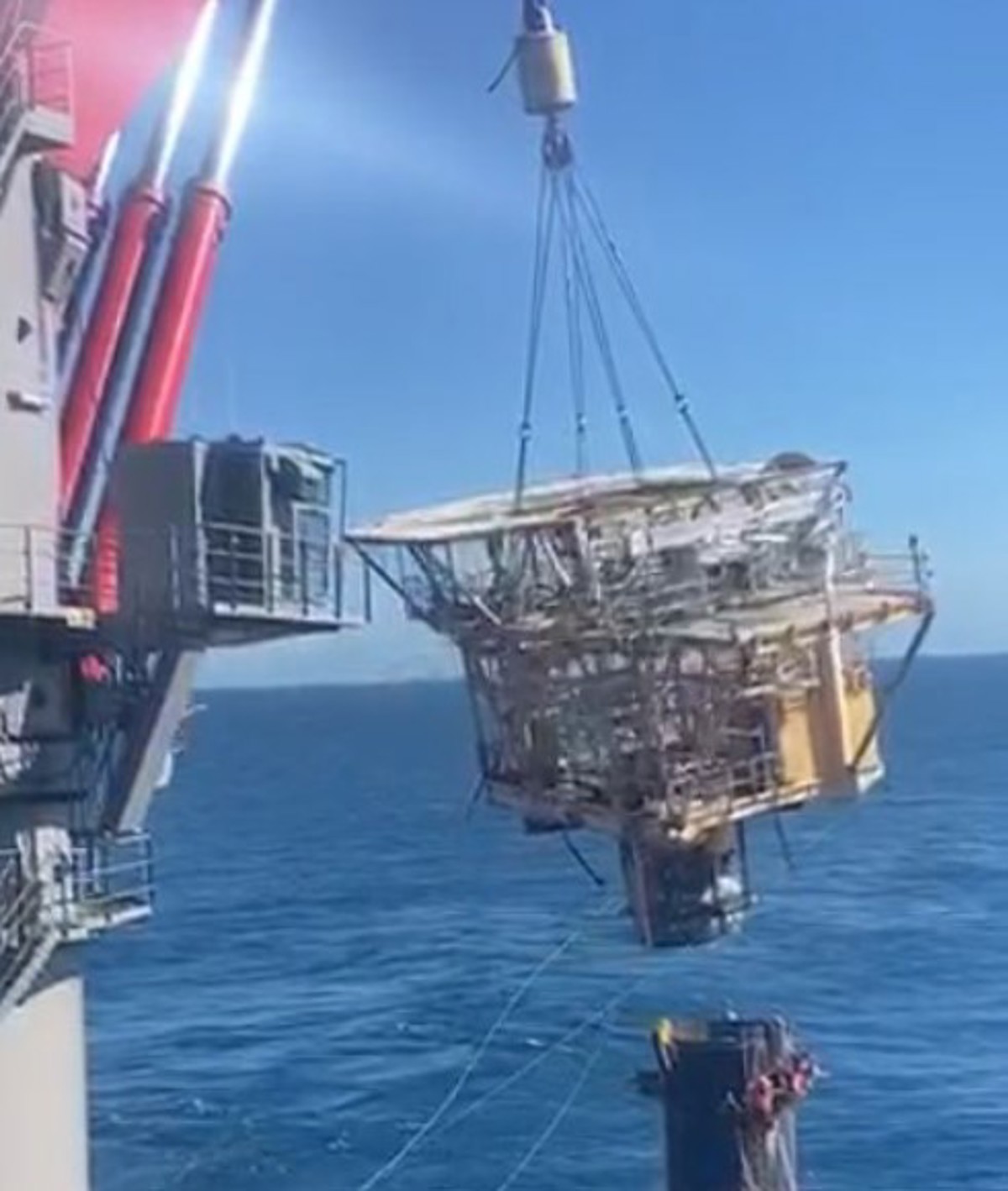 During lifting operations, a topsides connected to pre-tensioned rigging became unstable and prematurely lifted off its substructure