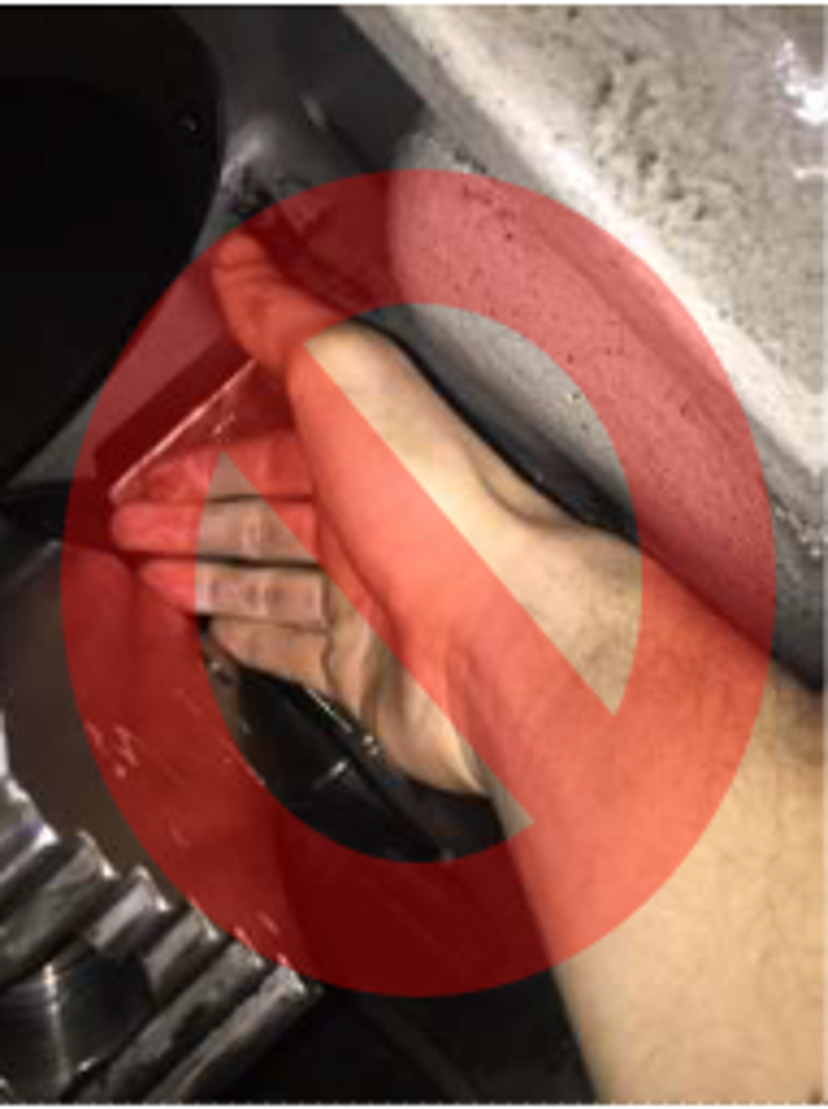 IMCA SF 08/17: Serious finger injury: procedures during engine maintenance 82 The injured person had his hand in an unsafe location within the machinery, between the con rod and counter balance